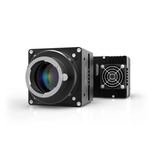 VP-25MC-M/C 30 | 5120 × 5120 해상도의 25MP급 CMOS 센서를 적용하여 대면적 정밀 검사에 대응하는 AREA 스캔 솔루션입니다.
최대 30.9 fps 촬영을 지원하며, Camera Link 인터페이스를 통해 대용량 이미지를 안정적으로 전송합니다.
열전냉각(TEC)으로 센서 온도를 주변 온도 대비 최대 약 17°C 낮춰 FPD, PCB, 반도체 검사 등 장시간 안정성이 필요한 환경에 적합합니다. | 비투에스 제품 이미지